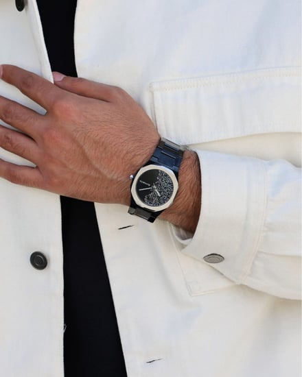 ساعة رجالية باللون الأسود