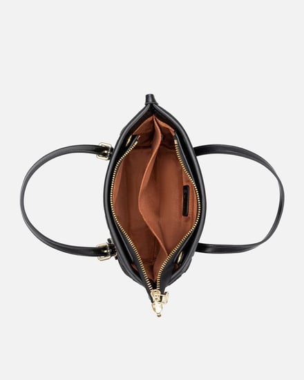 شنطة نسائية باللون الأسود