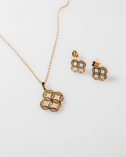 طقم نسائي كلاسيك باللون الذهبي