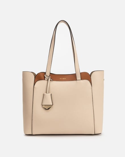 شنطة نسائية باللون الأبيض