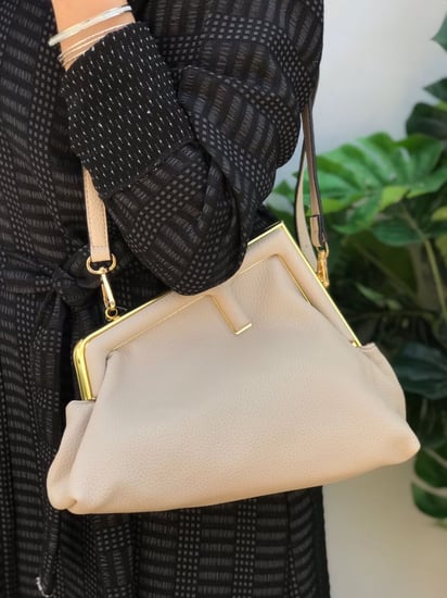 شنطة بتصميم فيندي