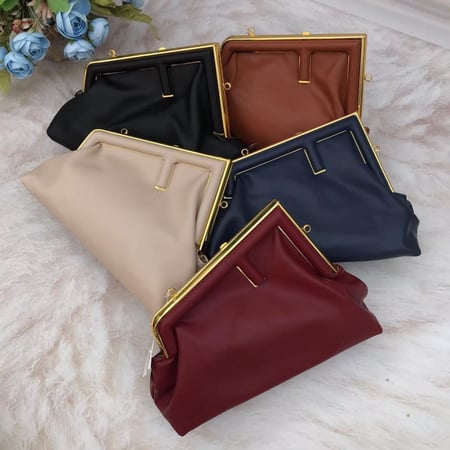 شنطة بتصميم فيندي