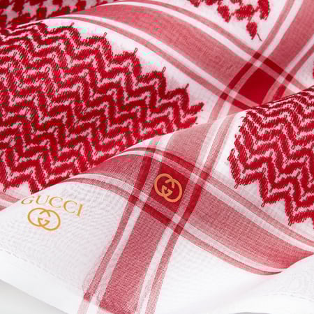 شماغ قوتشي ذهبي انجليزي2025