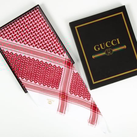 شماغ قوتشي ذهبي انجليزي2025