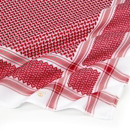 شماغ قوتشي ذهبي انجليزي2025