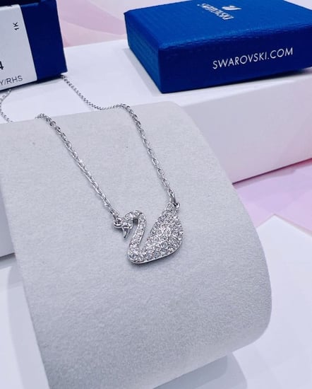 سلسال البطه ابيض بشعار سوارفسكي