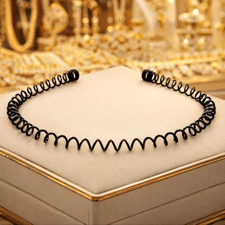 طوق شعر يتميز بتصميم عصري لافت للنظر، مثالية لإضافة لمسة من الأناقة والأناقة إلى أي ملابس.