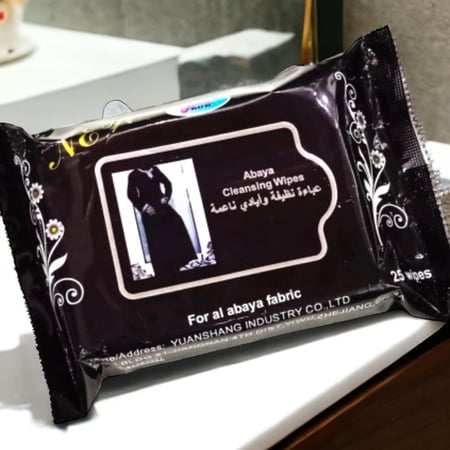 مناديل تنظيف العبايات الحل العملي والأنيق للحفاظ على عبايتك نظيفة في أي وقت ومكان. مناديل مخصصة لإزالة الأوساخ الخفيفة والبقع السطحية بدون التأثير على لون أو نسيج العباية
