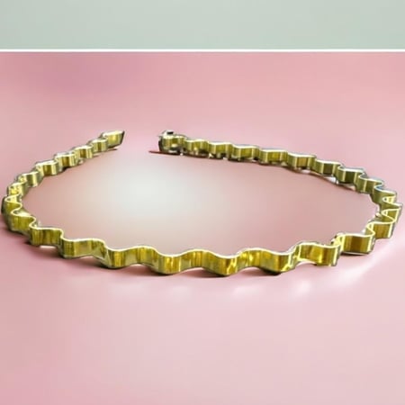 طوق شعر يتميز بتصميم عصري لافت للنظر، مثالية لإضافة لمسة من الأناقة والأناقة إلى أي ملابس.