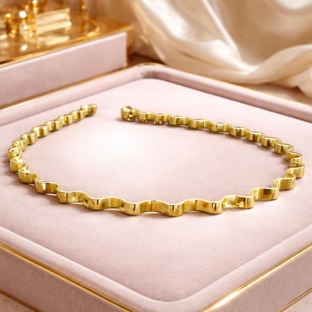 طوق شعر يتميز بتصميم عصري لافت للنظر، مثالية لإضافة لمسة من الأناقة والأناقة إلى أي ملابس.