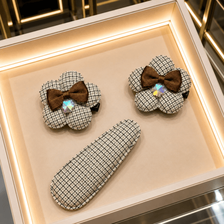 شباصات أنيقة بتصميم فاخر أضيفي لمسة من الأناقة والجمال إلى إطلالتك مع طقم الشباصات المميز بتصميم الورود الناعمة واللون البيج الراقي. يتميز الطقم بخامة قماشية أنيقة مع فيونكة بنية جذابة وتفاصيل لامعة تضفي لمسة فاخرة على التسريحة.