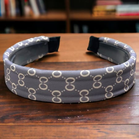 طوق شعر يتميز بتصميم عصري لافت للنظر، مثالية لإضافة لمسة من الأناقة والأناقة إلى أي ملابس.