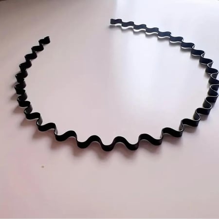 طوق شعر يتميز بتصميم عصري لافت للنظر، مثالية لإضافة لمسة من الأناقة والأناقة إلى أي ملابس.