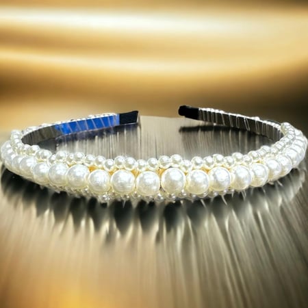 طوق لول يتميز بتصميم عصري لافت للنظر، مثالية لإضافة لمسة من الأناقة والأناقة إلى أي ملابس.