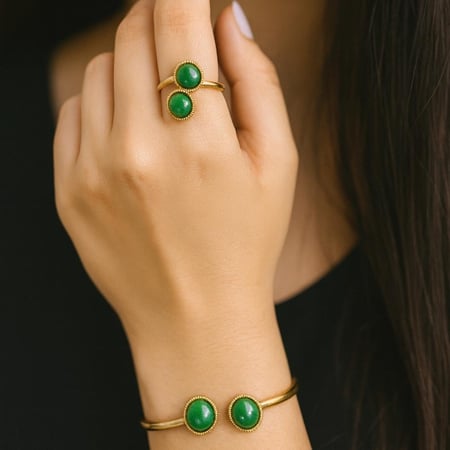 اسوارة نسائي مع الخاتم ذهبي بفص اخضر ضمان الون سنه سوار أنيق و ناعم اسوارة رفيعة مصنوعة من الستانلس ستيل مقاومة للصدا و الماء لون لايتغير