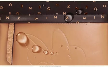 شنطة من ديزني جلد  محفور عليها صورة (ميكي) او( ميني )عملية وفخمة مناسبة للمدرسة او الجامعة او لاحتياجات الاطفال والمواليد