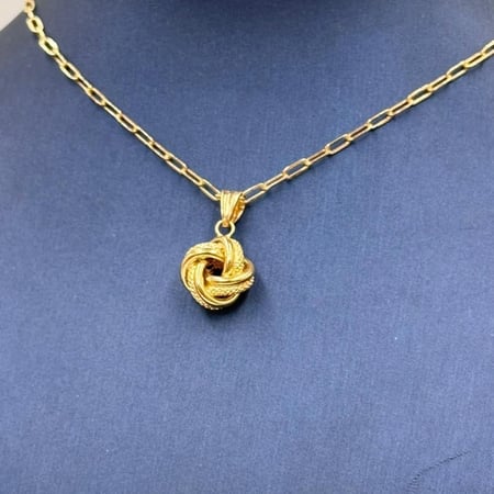 عقد تصميم عالمي ذهب عيار 18