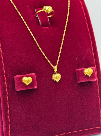طقم قلب ذهب عيار 18