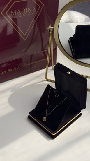 عقد وردة ذهب عيار 21