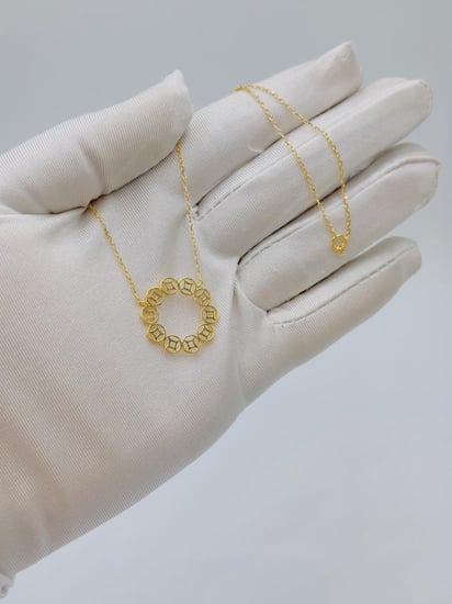 عقد تصميم عالمي ذهب عيار 18