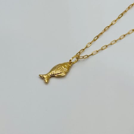 عقد سمكة ذهب عيار 18