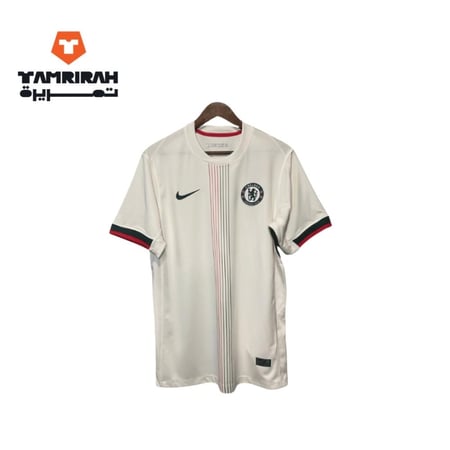 صورة مقربة لقميص تشيلسي الاحتياطي 2026 معلق