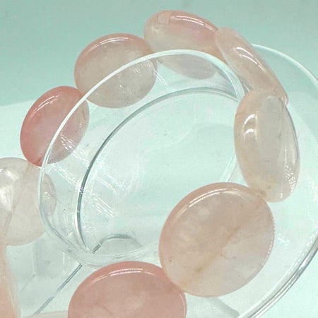 خاتم نسائي من الفضة مزين بحجر الروز كوارتز الوردي اللامع بـتصميم أنيق