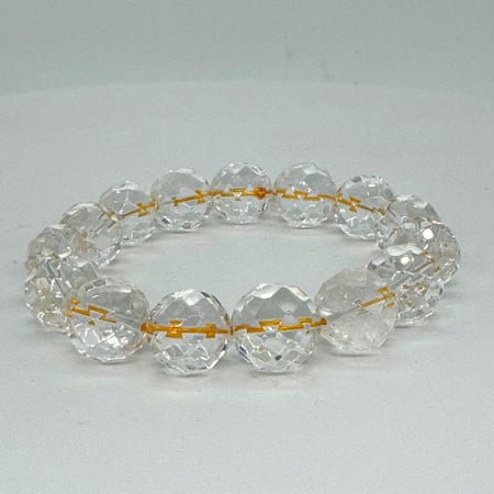 حجر كلير كوارتز الأنيق يعكس الطاقة  النقية و يضفي لمسة فريدة