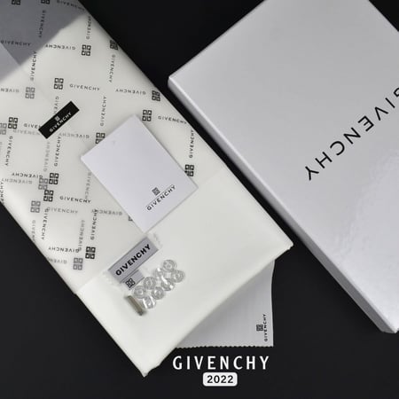 العرض البلاتيني من جيفنشي F32