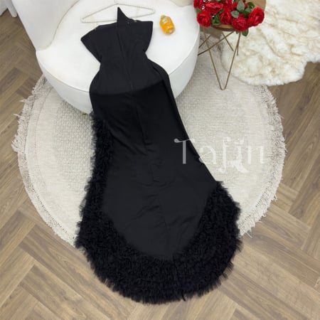 فستان اسود بأكمام مرصعة بالكرستال