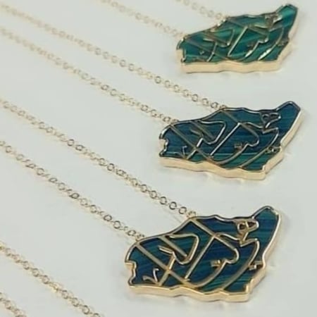 سلسال ذهب عيار 18 مع حجر طبيعي بتصميم خاص ( هي لنا دار)