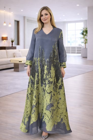 جلابية نسائي بتصميم مزخرف بألوان الرمادي والأخضر مع أكمام طويلة