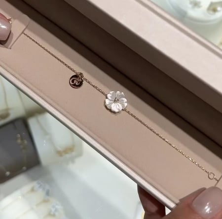 اسوارة الورده بحرفك او حرف من تحب