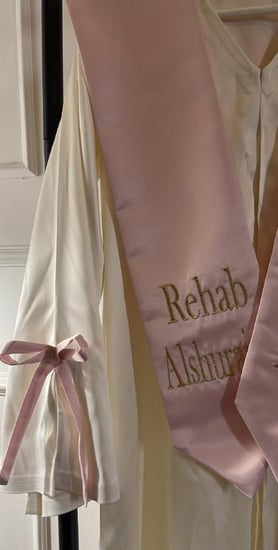 عباية تخرج لون سكري