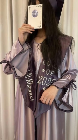 عباية تخرج لون سكري