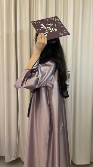 عباية تخرج لون سكري