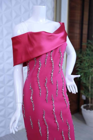 فستان سهرة فوشيا بكتف مكشوف مطرز