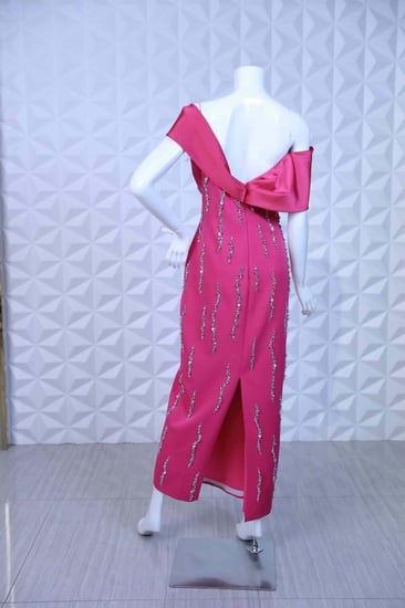 فستان سهرة فوشيا بكتف مكشوف مطرز