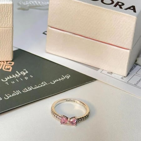 خاتم باندورا بتصميم وردة كريستالية وردية - لمسة أنوثية ساحرة