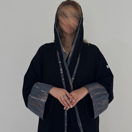 ملكي مع أكمام سواره ملونه
