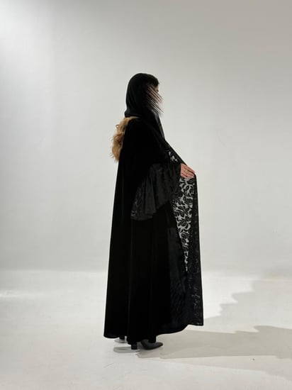 مخمل مع أكمام كسرات من المخمل الشيفون