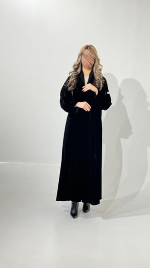 مخمل مع اكمام مطرزه ريش