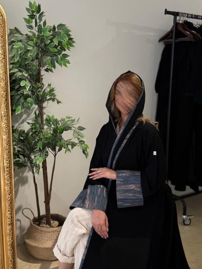 ملكي مع أكمام سواره ملونه