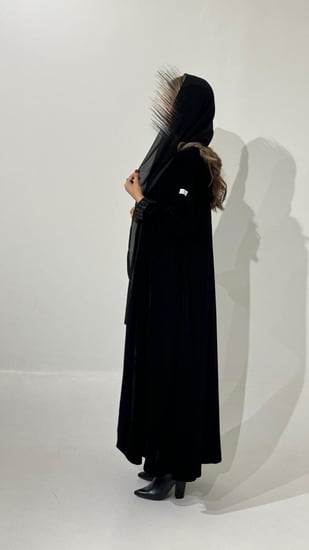 مخمل مع اكمام سواره مطرزه