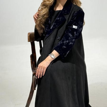 بليزر شامواه اسود مع أكمام مخمل كحلي