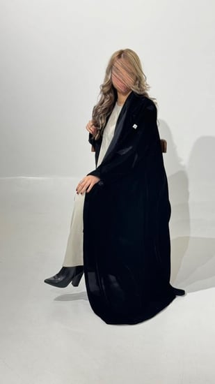 مخمل مع اكمام مطرزه ريش