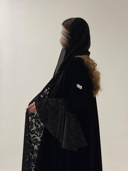 مخمل مع أكمام كسرات من المخمل الشيفون