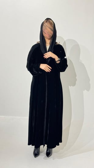 مخمل مع اكمام مطرزه ريش