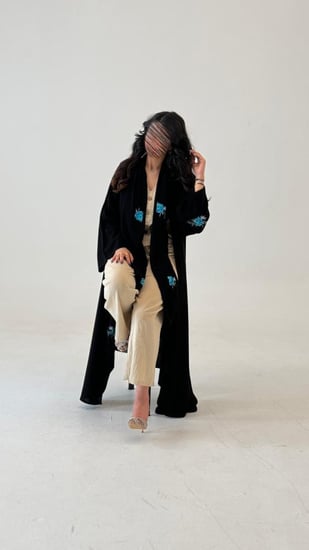 كريب ملكي مطرز ورد أزرق