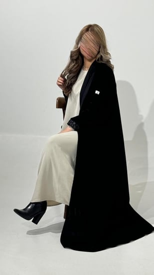 مخمل مع اكمام سواره مطرزه